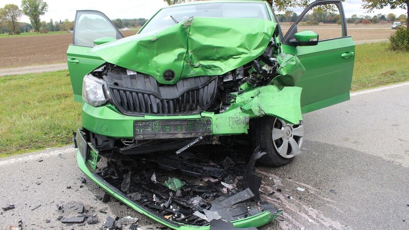 Die beiden Autos sind mit der Front zusammengestoßen. Beide Fahrer wurden verletzt.