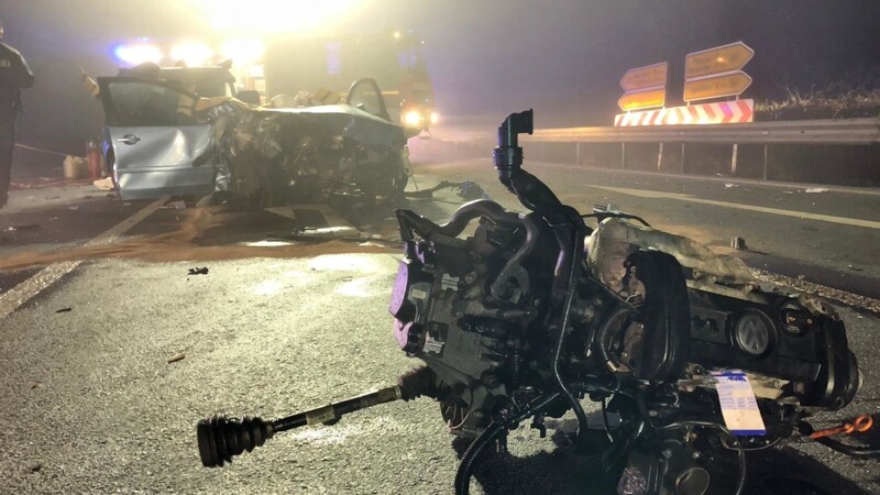 Die Bundesstraße glich nach dem Unfall einem Trümmerfeld.