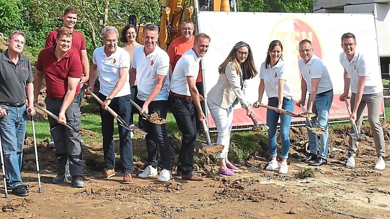 Firmenchefs und Mitarbeiter der Firma Perzl mit dem TSV-Vorstandsteam (in weißen Polos) und Bürgermeisterin Sibylle Entwistle beim offiziellen Spatenstich zum Außengebäude im TSV Sportpark.