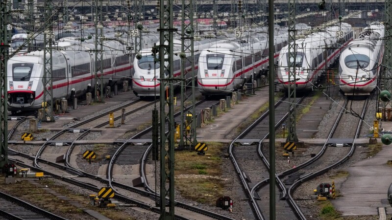 IIm Tarifkonflikt bei der Bahn sind die Fronten verhärtet. Die Gewerkschaft EVG kann sich weitere Warnstreiks vorstellen, um den Druck auf die Bahn nochmal zu erhöhen. Und auch ein längerer Ausstand scheint möglich.