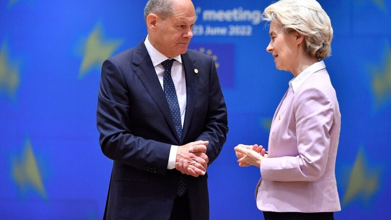 Bundeskanzler Olaf Scholz und EU-Kommmissionspräsidentin Ursula von der Leyen in Brüssel.