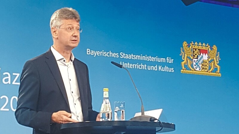 Der bayerische Kultusminister Michael Piazolo wehrt sich gegen schlechte Benotung aus Politik und Verbänden.