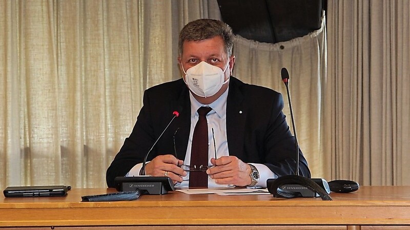 Landrat Christian Bernreiter bei der Pressekonferenz.