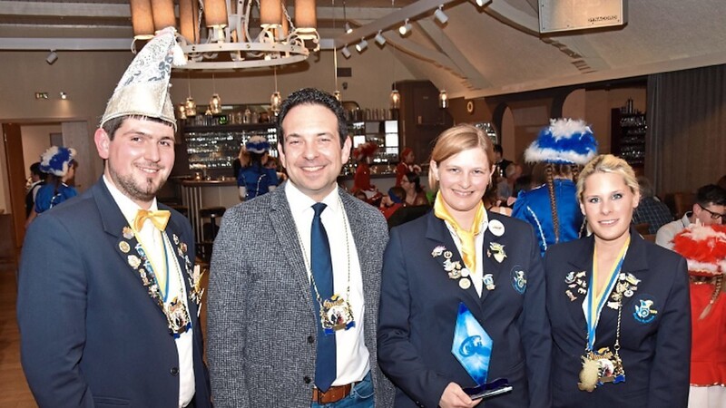 Der Vizepräsident des Narrentischs, Lukas Blasini, der Vorsitzende des Kreisjugendrings, Robert Dollmann, Simone Graf und die Präsidentin des Narrentischs, Sandra Aumüller, bei der Übergabe der Jugendraute.