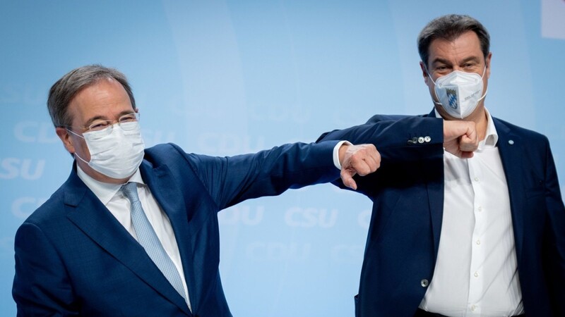 Armin Laschet (l), CDU-Kanzlerkandidat, CDU-Bundesvorsitzender und Ministerpräsident von Nordrhein-Westfalen, und Markus Söder, CSU-Vorsitzender und Ministerpräsident von Bayern, begrüßen sich bei der Klausur der Spitzen von CDU und CSU zur Verabschiedung des Wahlprogramms für die Bundestagswahl (Archivbild).