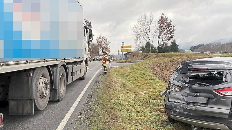 Der Lastwagenfahrer fuhr auf das Auto auf.