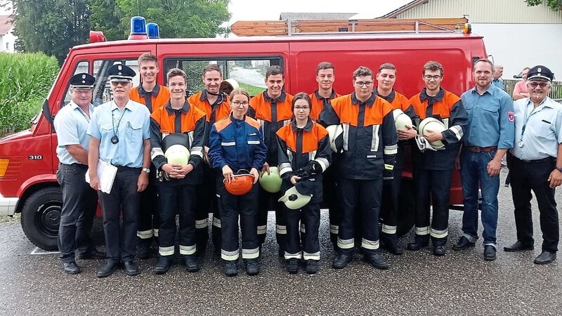 Nach eintägiger Vorbereitung legten Nachwuchskräfte der Feuerwehr Langenamming das Leistungsabzeichen ab. Die Prüfer Alfons Kastenmeier (v. l.), Rainer Leipold, Konrad Seis (v. r.) und Kommandant Markus Frammersberger gratulierten zur bestandenen