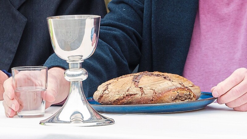 Den Brauch um das ungesäuerte Brot aus Indien brachte Saju Thomas mit in seine neue Gemeinde. Am Gründonnerstag bat er alle Pfarrangehörigen, ein solches Brot mit zur Kirche zu bringen und segnete es.