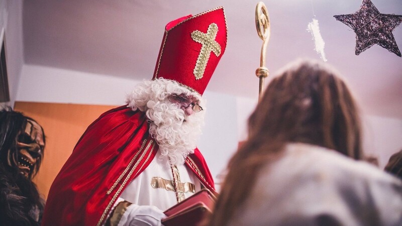 So kennen ihn viele Kinder: Der Nikolaus liest im Goldenen Buch, wie sie sich das Jahr über betragen haben.