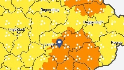 Der Deutsche Wetterdienst warnt vor Schneefällen. Für die orangefarbenen Bereiche gilt die amtliche Warnstufe zwei.