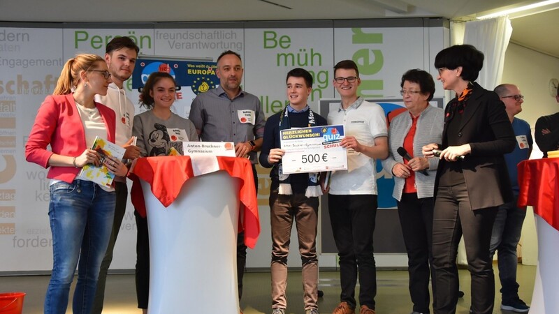 Das Gewinner-Team des Anton-Bruckner-Gymnasiums. Das Foto zeigt (v.l) Isabell Armbruster, Robert Kimmerling, Antonia Vojta, Andreas Fuchs, Lukas Prommersberger, Peter Dirscherl, Bürgermeisterin Maria Stelzl und Sonja Ettengruber von der Freistunde-Redaktion.