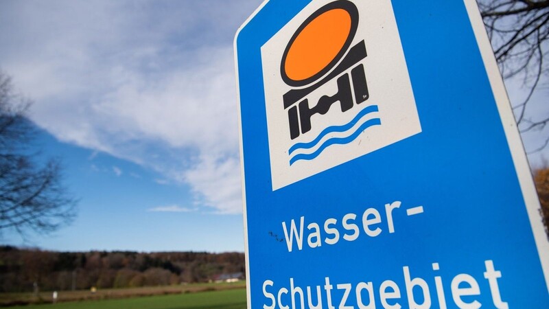 Ein Schild mit der Aufschrift Wasserschutzgebiet steht an der B465.