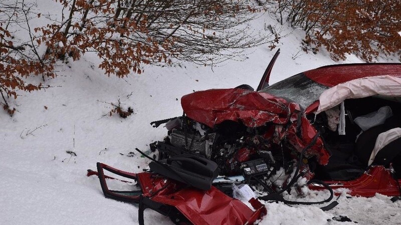 Ein Auto und ein Lastwagen stießen bei dem Unfall auf der B85 bei Schönberg frontal zusammen.