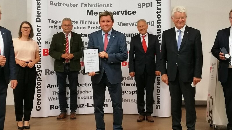 Vorsitzender des BRK-Kreisverbandes, Franz Schedlbauer, Bogens Bürgermeisterin Andrea Probst, Landrat Josef Laumer, der zum Ehrenvorsitzenden ernannte Alfred Reisinger, Dr. Albert Solleder, BRK-Präsident Theo Zellner und Josef Zellmeier beim Ehrenabend des Kreisverbandes Straubing-Bogen