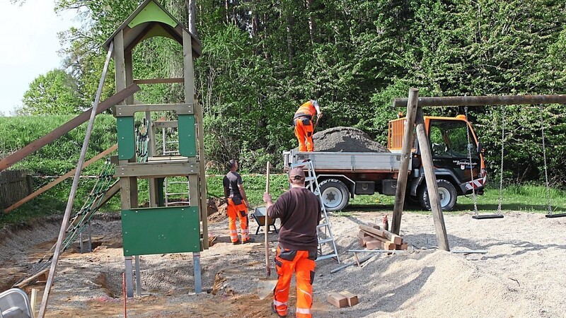 Der Spielplatz am Further Weg in Oberhatzkofen hat einen neuen Kletterturm bekommen.