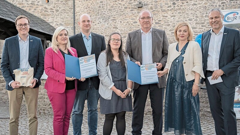 Staatsministerin Melanie Huml (Zweite von links) überreichte der Jugendbildungsstätte Waldmünchen die Auszeichnung. Über das Engagement in der bayerisch-tschechischen Begegnung freuen sich (von links): Bezirksjugendring-Vorsitzender Philipp Seitz, Johannes Himmelhuber, Leiter der Jugendbildungsstätte Waldmünchen, Lena Rüger, Projektleiterin deutsch-tschechisches Projekt "Digital International", Chams Landrat und Bezirkstagspräsident Franz Löffler, die Generalkonsulin der Tschechischen Republik, Ivana Červenková, und Jürgen Preisinger, Vertreter der Oberpfälzer Stadt- und Kreisjugendringe.