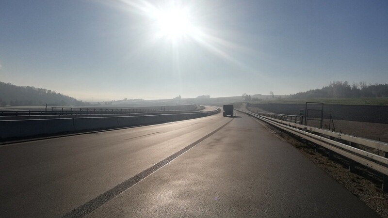 Arbeiten am Autobahndreieck Saalhaupt sorgen ab dem 12. Juli dafür, dass der Wechsel von der Autobahn A93 auf die B15neu nur noch aus einer Richtung aus möglich ist. (Symbolbild)