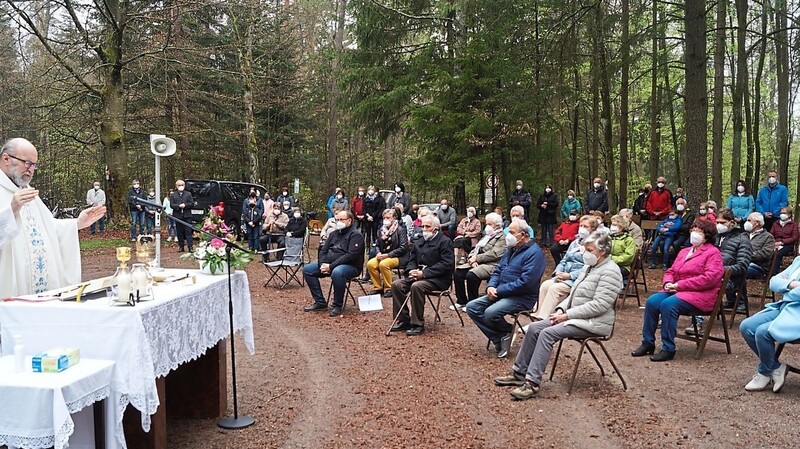 Viele Gläubige wohnten dem Gottesdienst an der Marienkapelle am Steinhäufl bei.