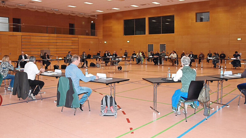 Unter Einhaltung der strengen Hygiene- und Abstandsregelungen im Zuge der Corona-Pandemie tagte der Marktgemeinderat am vergangenen Dienstagabend im weiten Rund der Hopfenlandhalle.