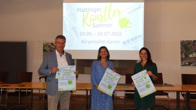 Bürgermeister Hans Schmalhofer, Kulturamtsleiterin Kathrin Tost und Kulturamtsmitarbeiterin Manuela Weiß (v.l.).