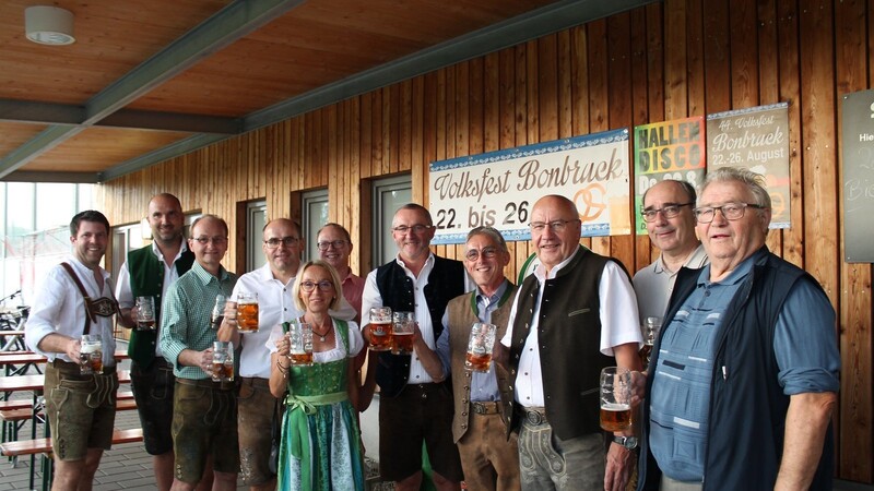 Am Freitag genossen die Ehrengäste die erste Kostprobe des Festbiers für das 44. Bonbrucker Volksfest: Johannes Rauchenecker von der Hohenthanner Schloßbrauerei, Gemeinderat Gerhard Pichlmaier, Dritter Bürgermeister Erwin Fußeder, Vorsitzender Reinhard Brückl, Gemeinderätin Elisabeth Englmaier, Gemeinderat Stefan Tullius, Zweiter Bürgermeister und Schirmherr Alfons Betz, zweiter Vorsitzender Thomas Brandmeier, stellvertretender Landrat Rudolf Lehner, Dekan Clemens Voss und Altbürgermeister und Ehrenbürger Helmut Wimmer (von links).