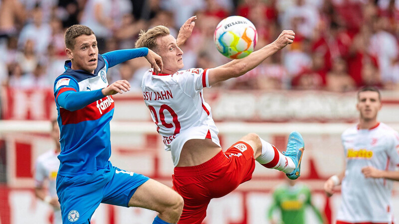 Vielleicht kurz Rücklage, aber nicht in Rückstand zu geraten, ist das Ziel des SSV Jahn Regensburg und von Joshua Mees - hier im Zweikampf mit Kiels Fabian Reese (l.) - beim Tabellenführer SC Paderborn.