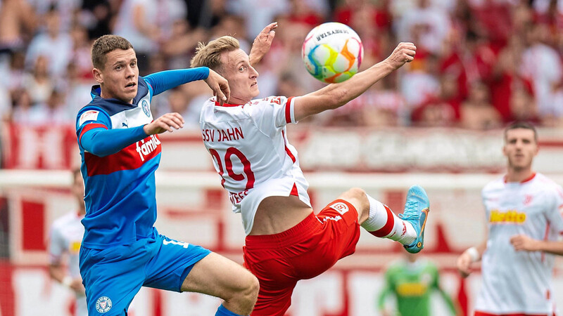 Vielleicht kurz Rücklage, aber nicht in Rückstand zu geraten, ist das Ziel des SSV Jahn Regensburg und von Joshua Mees - hier im Zweikampf mit Kiels Fabian Reese (l.) - beim Tabellenführer SC Paderborn.