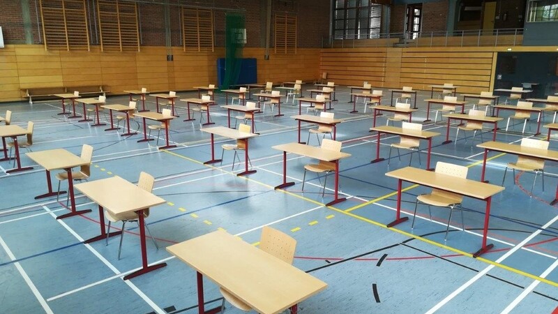 Die Tische und Stühle stehen schon bereit: Blick in die Turnhalle am Turmair-Gymnasium.