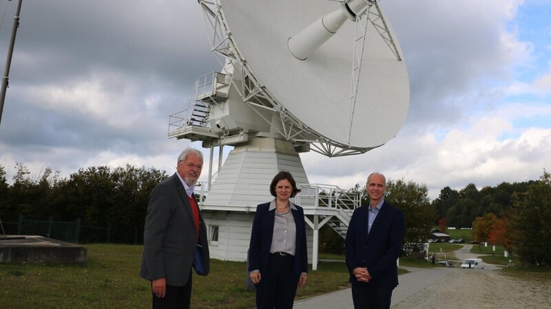 Juliane Seifert, Staatssekretärin im Bundesministerium für Inneres und Heimat, zusammen mit dem ehemaligen Leiter Wolfgang Schlüter (l.) und Thomas Klügel (r.) vom Geodätischen Observatorium.