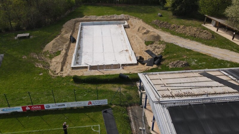 Eine Großbaustelle ist das Freibad in Tegernbach. Die Dimension ist aus der Luft am besten zu erfassen. Die Badesaison fällt heuer leider aus.