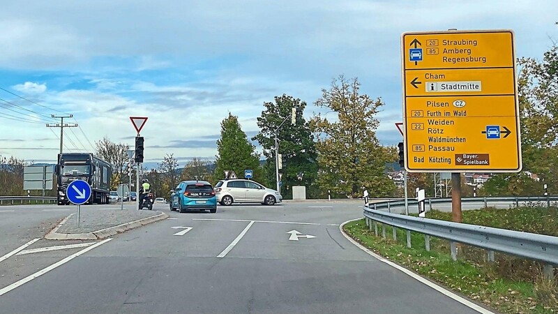 Die Ampel an der B20 bei Cham ist aus. Vorsichtig tasten sich die Verkehrsteilnehmer von allen Seiten in die Kreuzung.