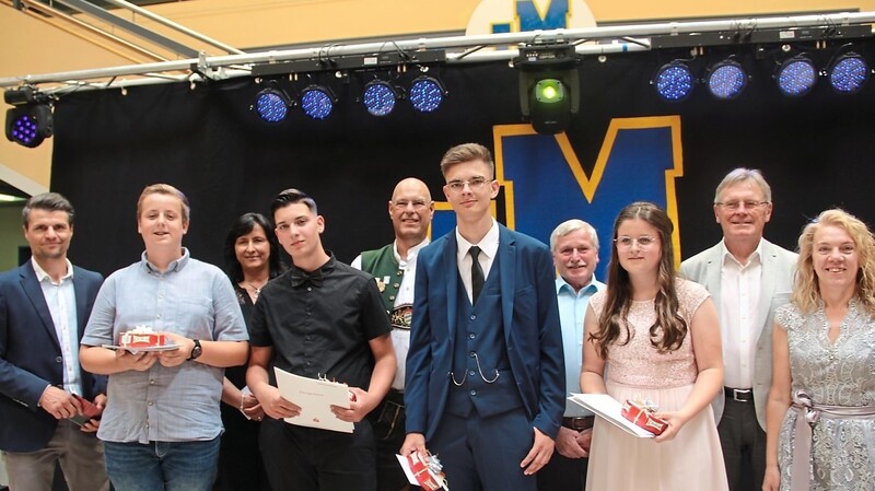 Die besten Schüler mit qualifizierendem Mittelschulabschluss mit Vetretern der VR-Bank, der Sparkasse und des Elternbeirats sowie Rektor Christian Ehrenreuch (hinten Mitte), 3. Bürgermeister Xaver Hagn und Josef Schätz (hinten r.).