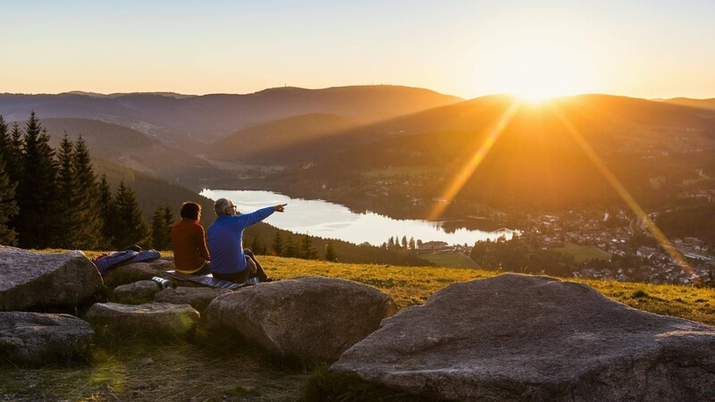 Ein Paar am Hochfirst im Schwarzwald: In einigen Jahren gehen fast eine halbe Million Menschen mehr in Rente als ins Erwerbsleben starten. (Symbolbild)