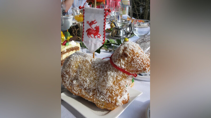 Das gebackene Osterlamm mit der Siegesfahne ist ein Symbol dafür, dass Jesus den Tod überwunden hat.