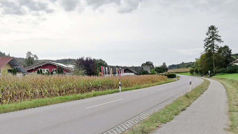 Der Bauantrag der Firma aus Reichersdorf, über der Ausstellungshalle Appartements einzurichten, wurde vertagt, vor allem wegen der strittigen Park-Situation. Oftmals würde an der Kreisstraße be- und entladen.