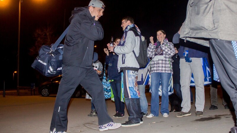 Tigers-Kapitän Sandro Schönberger und seine Teamkollegen wurden bei der Rückkehr nach Straubing mit Applaus empfangen.