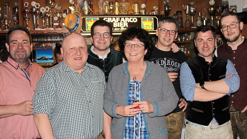 Großes Lob von Bürgermeisterin Liane Sedlmeier (M.) und ihrem Vertreter Konrad Breit (2. v. l.) an die Bockbierbande für das gelungene Gessnbecka Starkbierfest.