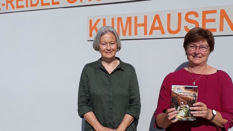 Rosi Steinberger, Landtagsabgeordnete der Grünen und Gemeinderätin in Kumhausen überreichte einen Klassensatz der spannenden Lektüre an die Schulleiterin der Marlene-Reidel-Schule in Kumhausen und wünschte den Kindern viel Vergnügen bei der Lektüre.