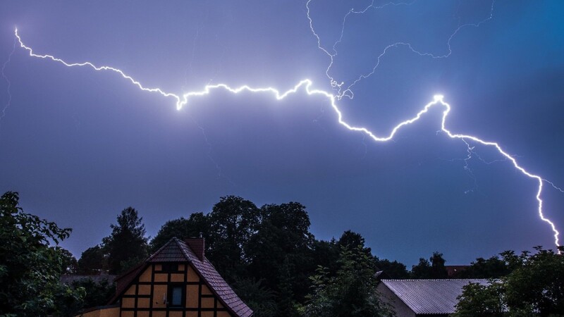 Gewitter und starker Regen haben in der Nacht zum Sonntag in Bayern zu zahlreichen Einsätzen der Feuerwehr geführt.(Symbolbild)