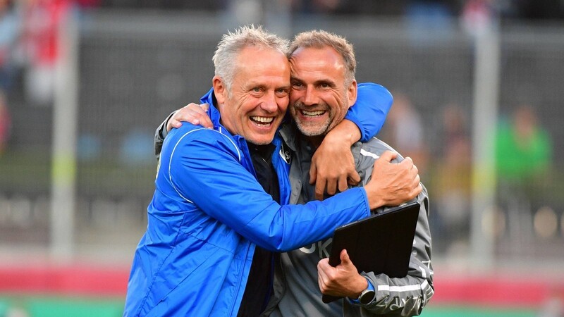 Aus seiner Zeit beim SC Freiburg kennt Marco Langner (r.), neuer Torwarttrainer beim SSV Jahn, Freiburgs Chefcoach Christian Streich (l.). Im August 2021 haben sich die beiden beim DFB-Pokal-Spiel zwischen Würzburg, wo Langner zuletzt aktiv war, und Freiburg getroffen.