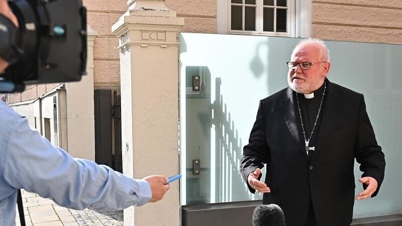 Reinhard Kardinal Marx spricht mit Journalisten, bevor er zu einem Gottesdienst in das Ausbildungszentrum für Pastoralreferenten geht.