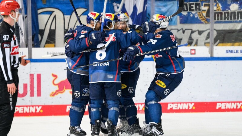 Jubeltraube: Der EHC setzt sich im dritten Viertelfinale-Spiel gegen Bremerhaven mit 7:1 durch, verkürzt in der Serie auf 1:2.