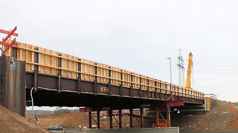 Über diese Brücke läuft der Verkehr zwischen Neutraubling und Barbing ab Mitte Dezember.