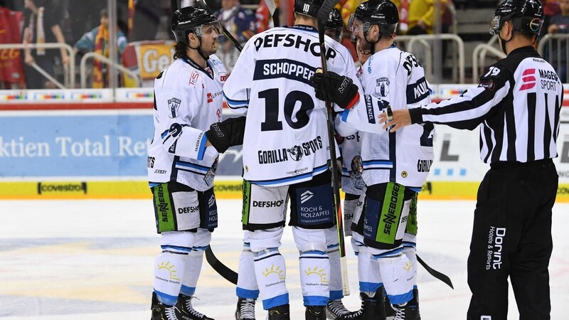 Die Spieler der Straubing Tigers jubeln über den Sieg bei der Düsseldorfer EG.