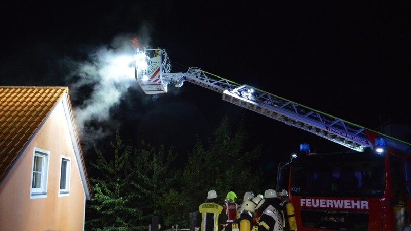 Zur Brandbekämpfung musste die Drehleiter der Feuerwehr Rottenburg eingesetzt werden.