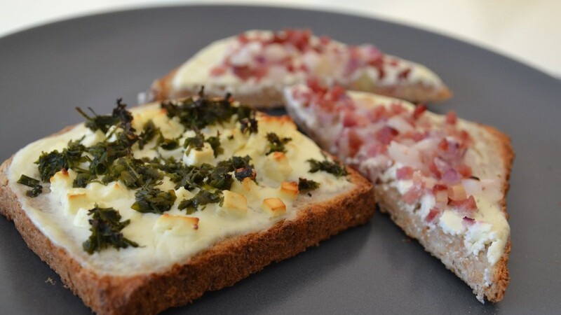 Heiß und lecker, der Flammkuchentoast mit Sauerrahm ist ein idealer Party-Snack.