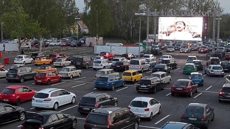 Mit Abstand gute Unterhaltung: Am 15. und 16. Mai wird das Autokino am Parkplatz des TSV Ergoldsbach aufgebaut.