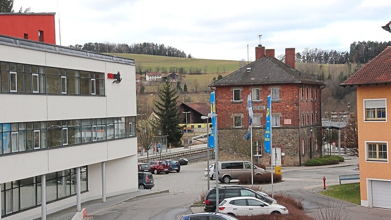 Zwischen Bahnhofsweg und Kurpark, vorbei an Sinocur und Bahnhof, wird ein Entlastungskanal gebaut. Keine einfache Baustelle, weil dabei die Bahnstrecke unterquert werden muss. Die Kosten belaufen sich auf 335 000 Euro.