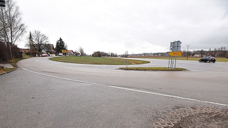 Im Zuge der Anbindung des neuen Gewerbegebiets bei Kreuz wird voraussichtlich ab Mai eine neue Abzweigung an der Bundesstraße 388 gebaut. Die bisherige Abzweigung wird in einen Wendehammer umgewandelt. Damit kann man an dieser Stelle nicht mehr auf die Bundesstraße fahren. Die Baulast dafür liegt beim Markt Velden.