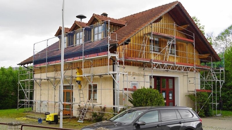 Eingerüstet ist das Gerätehaus bereits, zunächst geht es aber nur um die Beseitigung der Schäden.